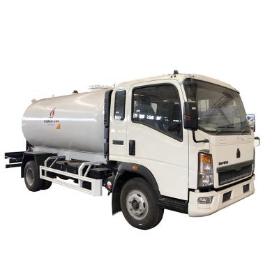 China Sinotruk HOWO 4x2 8CBM 8000Liters 8M3 4Tons LPG Refilling Dispenser Tank Truck LPG Bobtail For Gas Cylinder Filling for sale