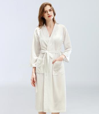 China Fashion QUICK DRY custom made white microfiber luxury fabric logo unisex bathrobe for hotel and home sleepwear for sale