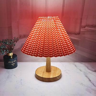 China Modern luxury modern bedroom bedside quality decorative European table lamp for sale