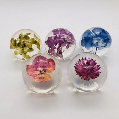 China Custom Europe Real Flower Paperweight Factory for sale