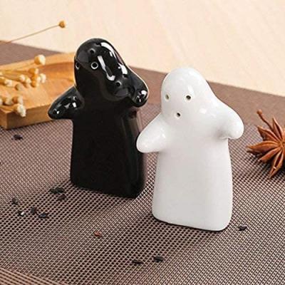 China Custom Special Kitchen Spice Salt Condiment Grinder Set Ceramic Salt and Pepper Shaker Love Hugs And Kisses Condiment Serving Set for sale