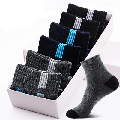 China QUICK DRY Simple Style Man Sport Socks Cheap Price Customized Fast Shipping Box Label Socks for sale