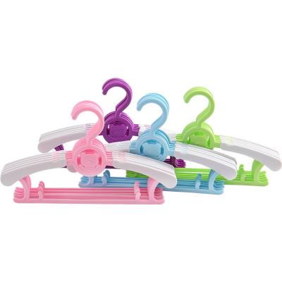 China Lovely hot sale set of 5 cartoon design clothes hanger expandable quality pp plastic hangers good for baby and kids for sale