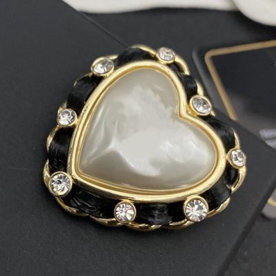 China New Daily Lifestyle Brand Designer Pearl Brooch Fashion Diamond Exquisite Jacket Ladies Silk Scarf Brooch for sale