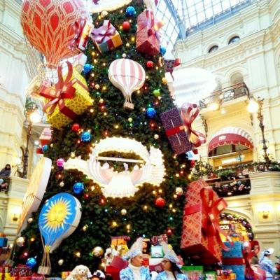 China Amusement Park Christmas Wreath Decoration Garland Flowers Shopping Mall Indoor High Quality Giant Christmas Tree with Gift Box for sale