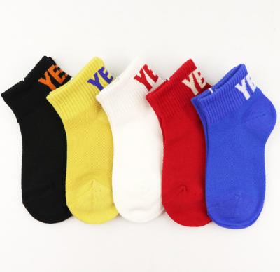 Chine La bonneterie populaire badine les chaussettes colorées/anti la taille adaptée aux besoins du client d'enfants de bactérie par chaussettes fraîches à vendre