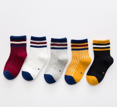 Chine Les modèles de la chaussette des enfants épais d'enfants d'hiver confortable de chaussettes ont tricoté des chaussettes d'étudiant à vendre