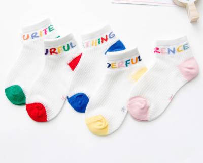 Chine Chaussettes d'enfants d'enfants de coton des socquettes des enfants d'usage de partie tricotant des chaussettes d'étudiant à vendre