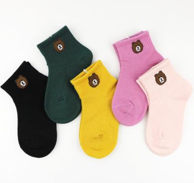 Chine Les chaussettes colorées d'enfants d'absorbant de sueur maintiennent chaud avec le matériel de coton/nylon/Spandex à vendre