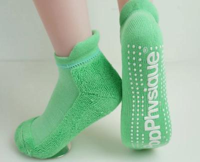 Chine Les chaussettes vertes de poignée de yoga de mélange de coton de mode pour le type occasionnel adulte yoga cogne Amazone à vendre