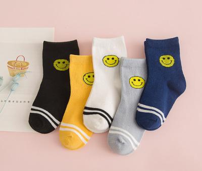 Chine Les chaussettes colorées d'enfants confortables et mous tricotant le sport cogne des chaussettes de polyester d'enfants à vendre