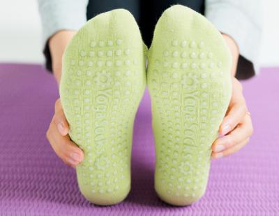 Chine Chaussettes respirables de Pilates de yoga de femmes de belle conception/socquettes de coton à vendre