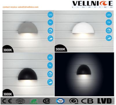 China las luces al aire libre de la pared de 7W IP65 LED que la media bola formada puede ser cargada pured el cuerpo de aluminio en venta