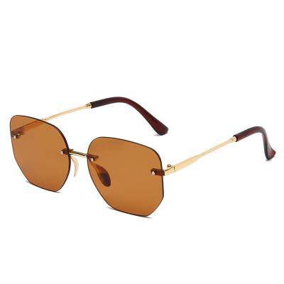 China 2021 newest fashion sunglasses competitive price high quality lady sport sunglasses for sale