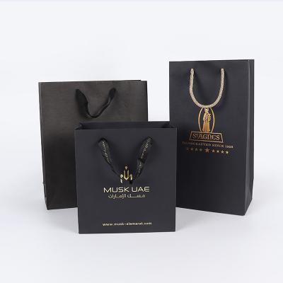 Κίνα New Logo Hot Foiled Stamping Black Matt Kraft Paper Bag With Gold Biodegradable Cotton Rope Handles προς πώληση