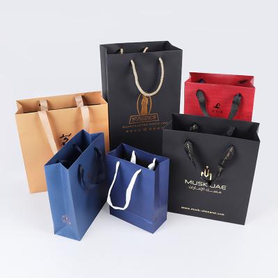 Κίνα Biodegradable Wholesale Custom Printed Black Luxury Shopping Paper Gift Bag With Handle προς πώληση