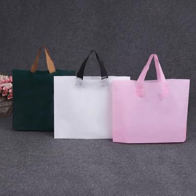 Chine Custom Printed Logo Design Handle Fashion Gift Plastic Bag Moisture Proof Clothing Packaging Bags Tote Punching Carry With Handles à vendre