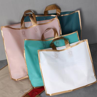 Chine Custom Manufacture Supplier Moisture Proof China Gift Shop Carry Bag LDPE Custom Clean Logo Printing Bottom Gusset Plastic Shopping Bags With Handle à vendre