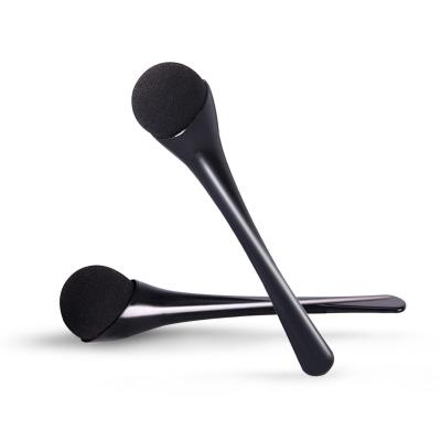 China Kuulee Vegan Eye Sponge Blending Smudge Brush 100% Makeup Brush High Quality Black Handle Fashionable Small Spoon Shape for sale