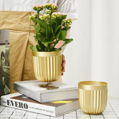 China Modern plant pots 10 cm garden plant pot geometric gold small potc plant pot for sale