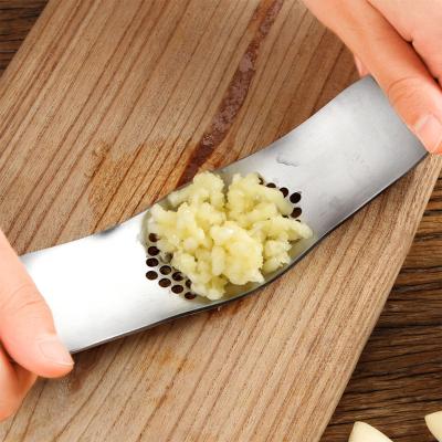 China Viable Hot Selling 304 Stainless Steel Ginger Grater Fruits And Vegetables Garlic Grater Kitchen Instruments for sale