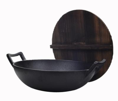 China Sustainable Pre-Seasoned Cast Iron Wok With 2 Handled And Wooden Lid Non-Stick Iron Deep Frying Pan With Flat Base for sale