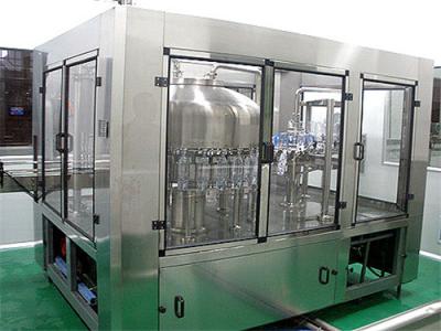 Chine 3 dans 1 machine de remplissage de l'eau, petit remplissage de bouteilles et machine de capsulage à vendre