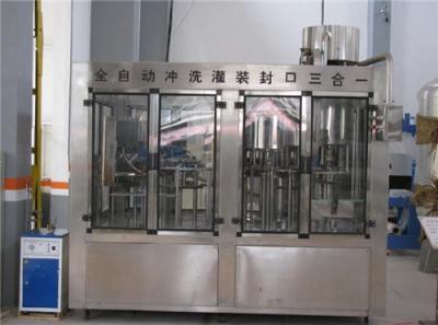 Chine équipement de machine de remplissage de l'eau de bouteille de l'animal familier 600ml, machine de remplissage de pot de l'eau minérale à vendre