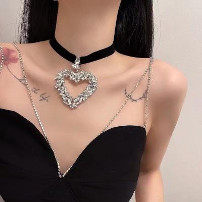 China New Fascinating Aromatherapy Pendant Black Crystal Diamond Big Love Heart Pendant Necklace Velvet Necklace for Women and Girls for sale