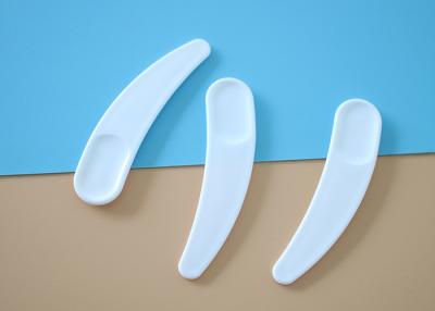 Chine Spatule cosmétique 53mm en plastique blanche adaptée aux besoins du client pour des pots de crème à vendre