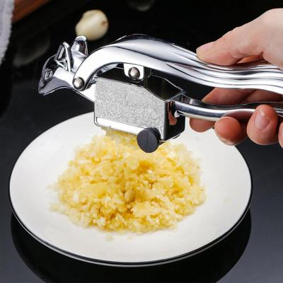 China Viable Matel Garlic Press Hand Pull Stick Professional Potato Garlic Press Garlic Zinc Alloy Crusher for sale