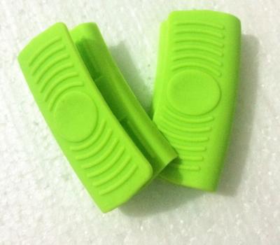 China Sustainable Kitchen Silicone Clip Insulation Against Hot Oven Protect Hands Take Silicone Pot Handle Holder for sale