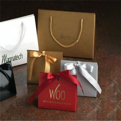 China Recyclable Custom Printing Paper Gift Bag With Ribbon Bow Tie for sale