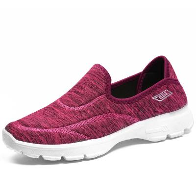 China Lightweight Soft-soled Sports Walking Shoes For Elderly Women Fashion Mom Shoes for sale