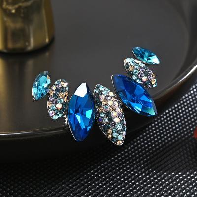 China Retro and modern Luxury vintage Brooch Classic women light luxury elegant coat pin holiday Brooch for sale