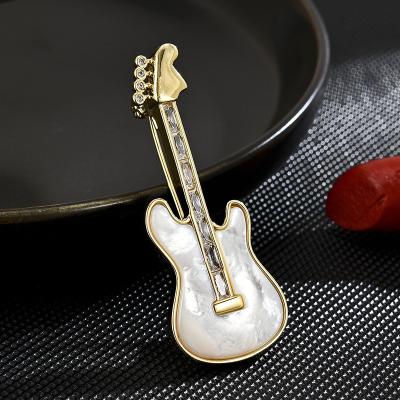 China Retro and modern design elegant musical instrument guitar brooch Exquisite pin accessories manufacturers wholesale for sale