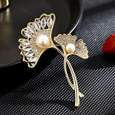 China Retro and modern Fresh elegant gingko leaf corsage personality pearl pin wholesale for sale