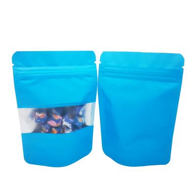 Cina Sky Blue Design Matte Soft Touch Surface resealable Stand Up Mylar Food Storage Bags con finestra per lo stoccaggio degli snack in vendita