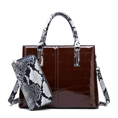 China Large Capacity Fashion Women Handbag Set 3pcs Shinning Patent Leather Bag With Crocodile Alligator Serpentine Snakeskin Patter for sale