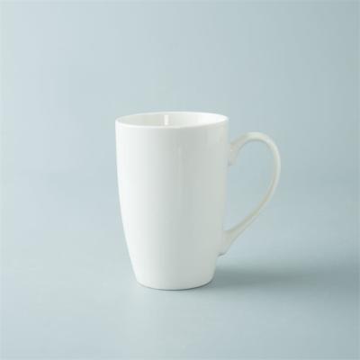 Chine La nouvelle porcelaine tendre le café blanc de 15 onces attaque en forme de tambour avec la grande poignée à vendre