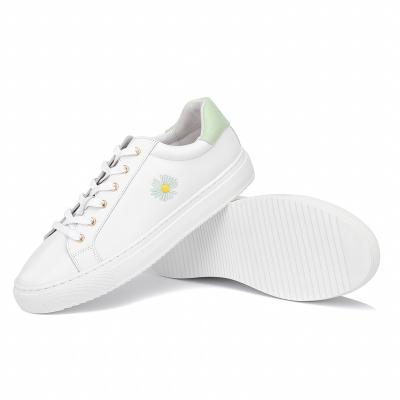 China Cushioning Discount Green Embroidered Side Panel Cushioned Low Top Soft Cow Leather Women Shoes Women Insoles Shoes Sneakers Daily Use for sale