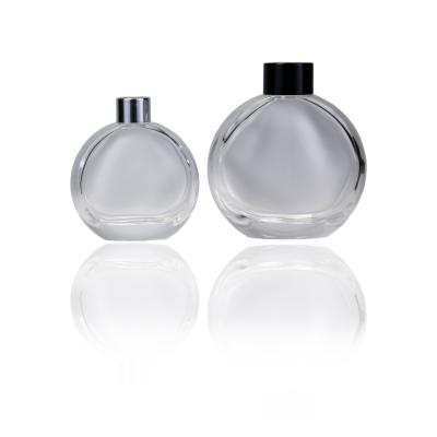 China Eco-friendly Recyclable Home Flat Round Bottle Reed Diffuser Perfume Bottle Empty Clear Glass Aroma Bottle 50ml 100ml for sale