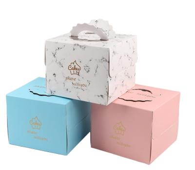 China Recyclable Wholesale Paper Portable Packing Boxes Cheesecake Handle Birthday Cake Bakery Box Product Packaging for sale