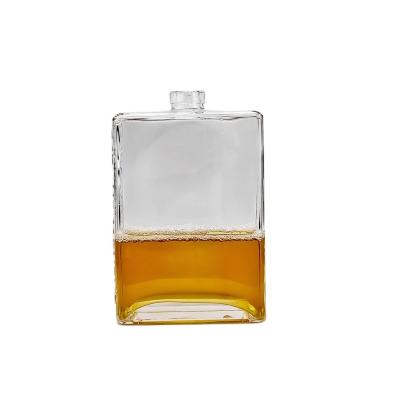 China Clear Glass 700ml End Whiskey Bottle with Lid Classic Design for sale