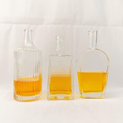 China High White Glass Material Custom Color Clear 750ML Whisky Whiskey Glass Decanter Bottle for sale