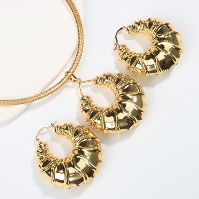 China Good Quality YueMing Style New Fashion Fine Jewelry Set Luxury Earring Set Bridal 18K Gold Plated Necklace For Women for sale