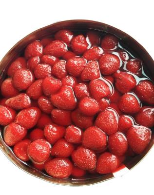 China Healthy and natural canned fruit preserves canned new strawberry crop en venta