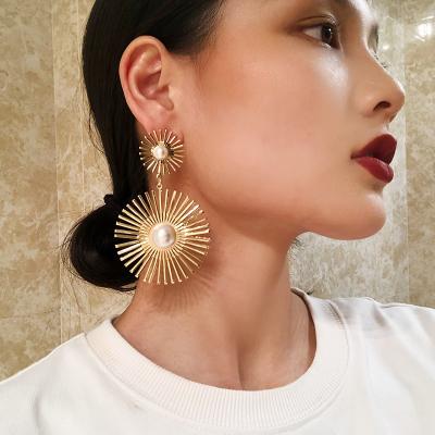 China 2021 Fashion jewelry pearl earrings metal flower hollow earrings catwalk temperament female earrings for sale