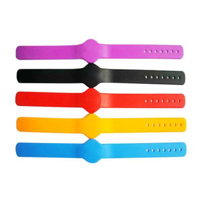 China 2022 Hot Selling Waterproof Durable Silicone Wristband Multiple Style OEM&ODM Customizable Logo And Pattern Offered for sale