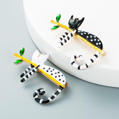 China Wholesale Luxury Cartoon Women Designer Anime Cat Brooch Pin Korean Enamel Brooch Hijab Scarf And Pins Metal Pins For Women for sale